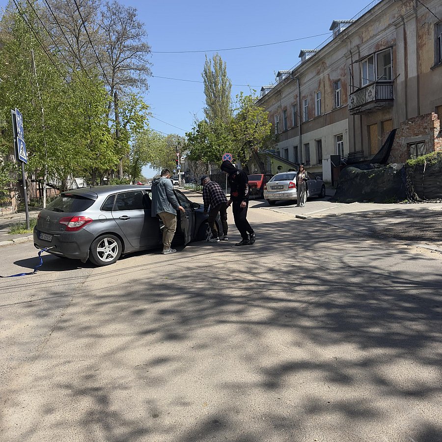 Автомобіль провалився у відкритий люк на проспекті у Миколаєві
