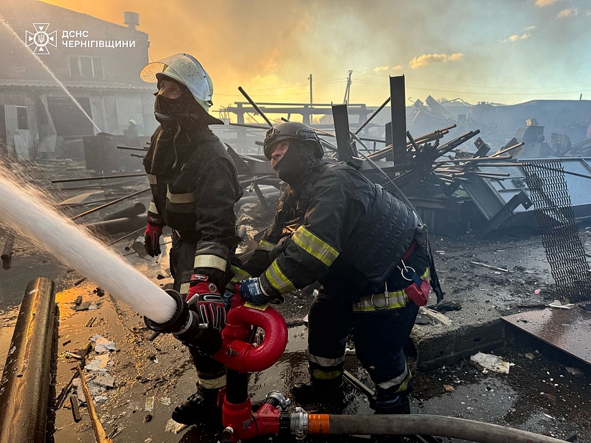 РФ атаковала Черниговскую область: в результате массированной атаки возникли масштабные пожары, есть пострадавшие (фото, видео)