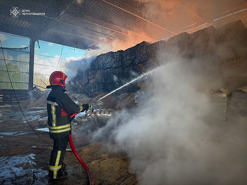 РФ атаковала Черниговскую область: в результате массированной атаки возникли масштабные пожары, есть пострадавшие (фото, видео)