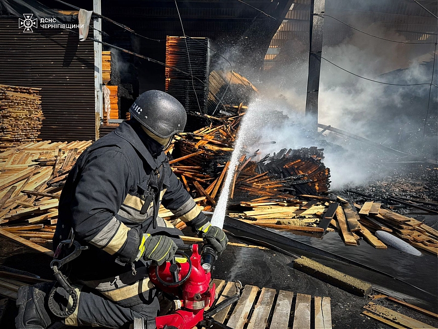 РФ атаковала Черниговскую область: в результате массированной атаки возникли масштабные пожары, есть пострадавшие (фото, видео)