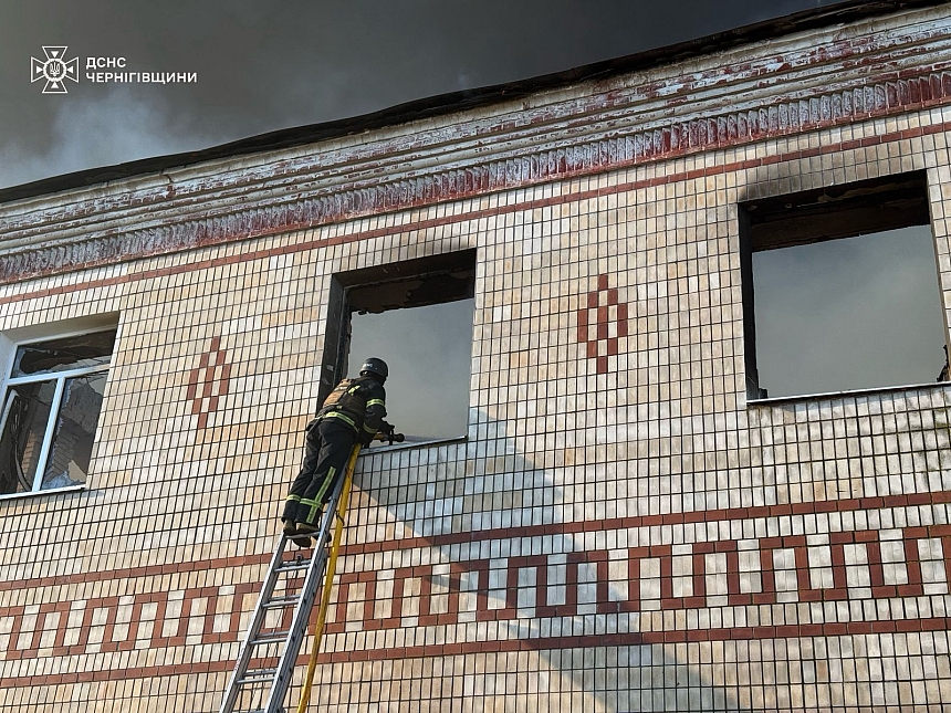 РФ атаковала Черниговщину: в результате массированной атаки возникли масштабные пожары, есть пострадавшие (фото, видео)