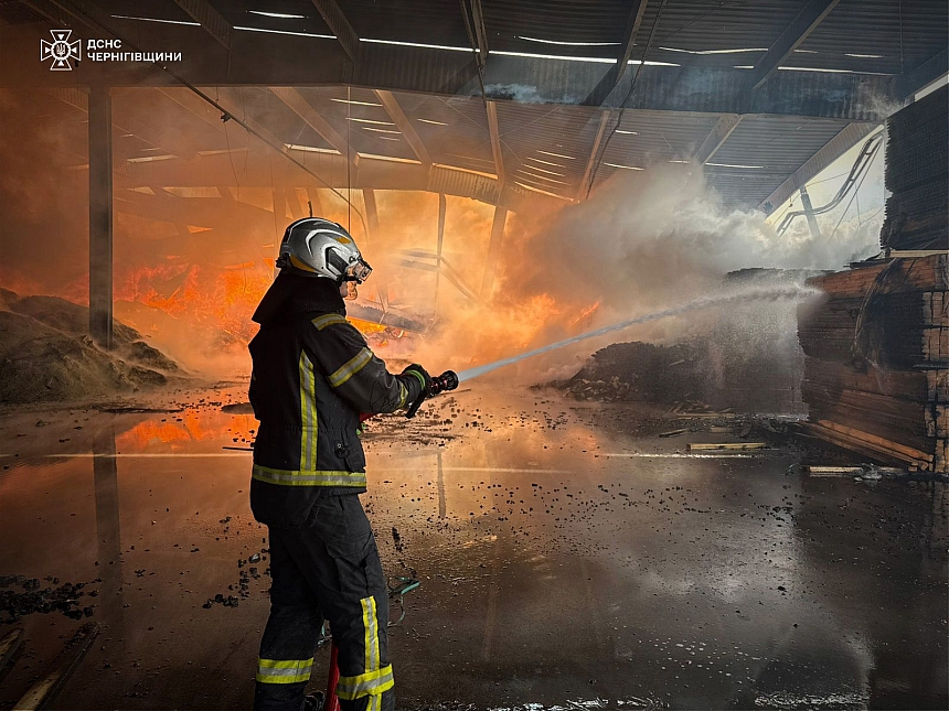 РФ атаковала Черниговскую область: в результате массированной атаки возникли масштабные пожары, есть пострадавшие (фото, видео)