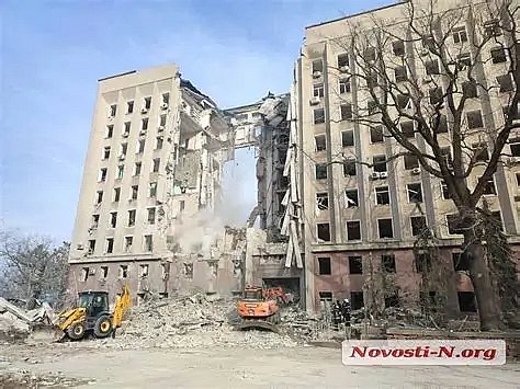 Чоловік зістрибнув із даху будівлі зруйнованої Миколаївської ОВА