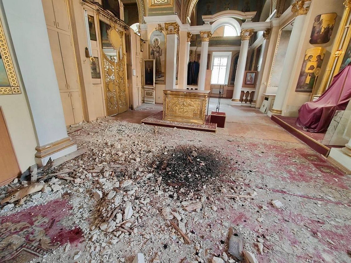 В Херсоне россияне обстреляли Свято-Духовский собор, снаряды пробили крышу: фоторепортаж с места