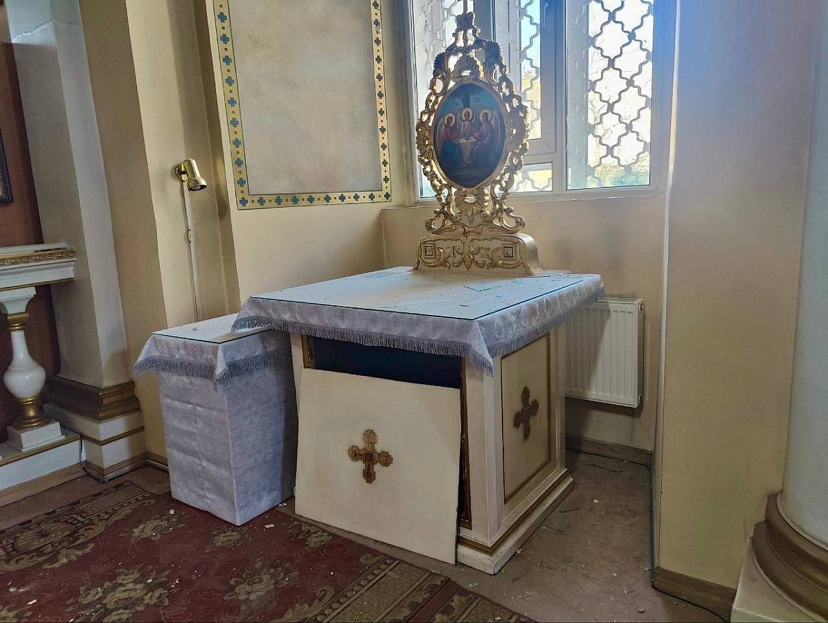 В Херсоне россияне обстреляли Свято-Духовский собор, снаряды пробили крышу: фоторепортаж с места