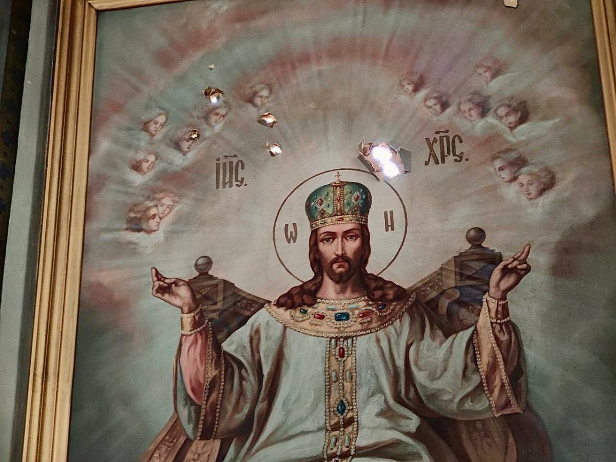 В Херсоне россияне обстреляли Свято-Духовский собор, снаряды пробили крышу: фоторепортаж с места