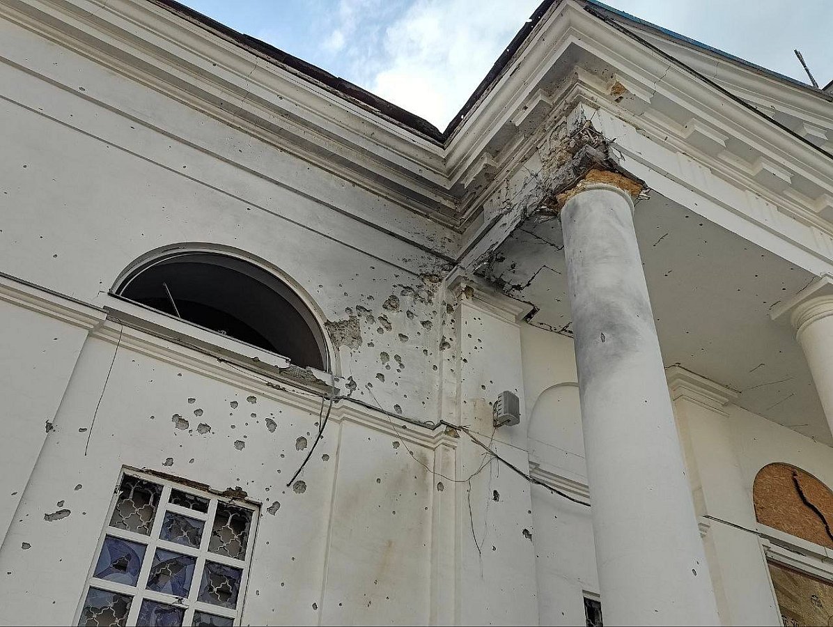 В Херсоне россияне обстреляли Свято-Духовский собор, снаряды пробили крышу: фоторепортаж с места