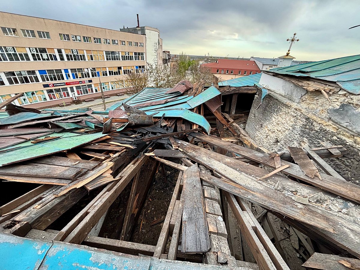 В Херсоне россияне обстреляли Свято-Духовский собор, снаряды пробили крышу: фоторепортаж с места