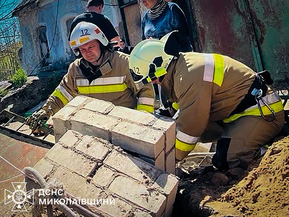 В Вознесенске мужчину придавило бетонной плитой