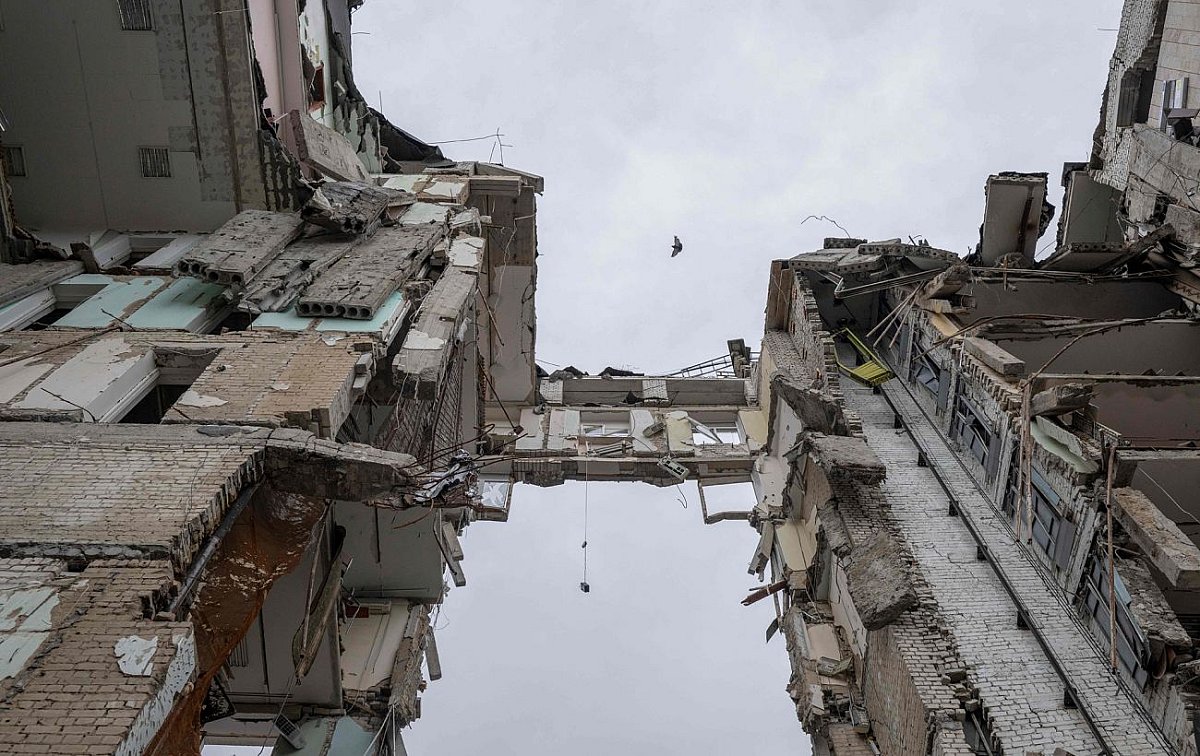 З будівлі зруйнованої Миколаївської ОВА зістрибнув 19-річний хлопець: подробиці