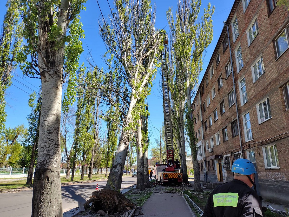 У Миколаєві третю добу борються з наслідками негоди