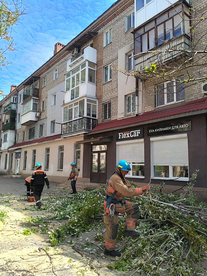 У Миколаєві третю добу борються з наслідками негоди