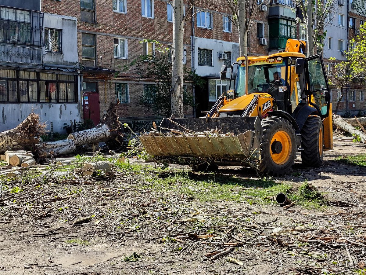 У Миколаєві третю добу борються з наслідками негоди