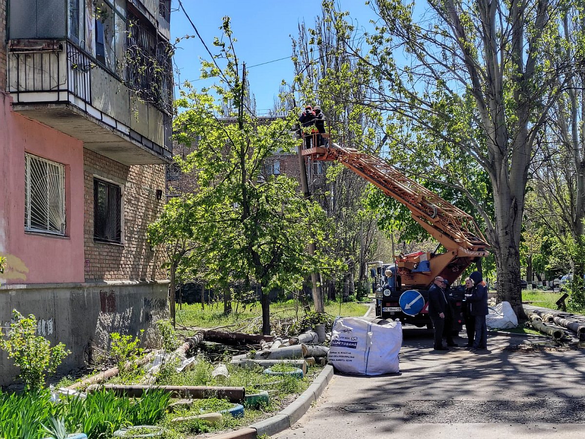 У Миколаєві третю добу борються з наслідками негоди