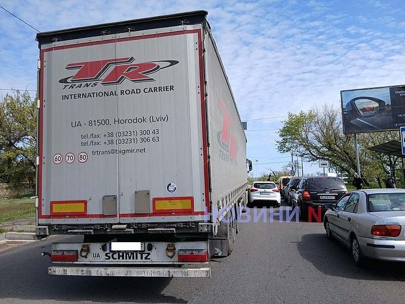 Перед Варваровским мостом в Николаеве возникла пробка из-за ДТП с фурой