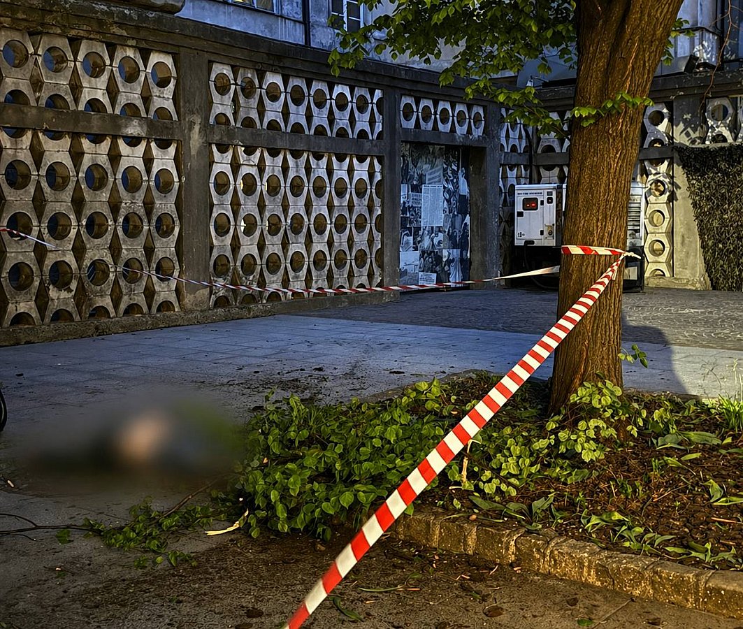 С Ратуши во Львове спрыгнул гражданин Австралии