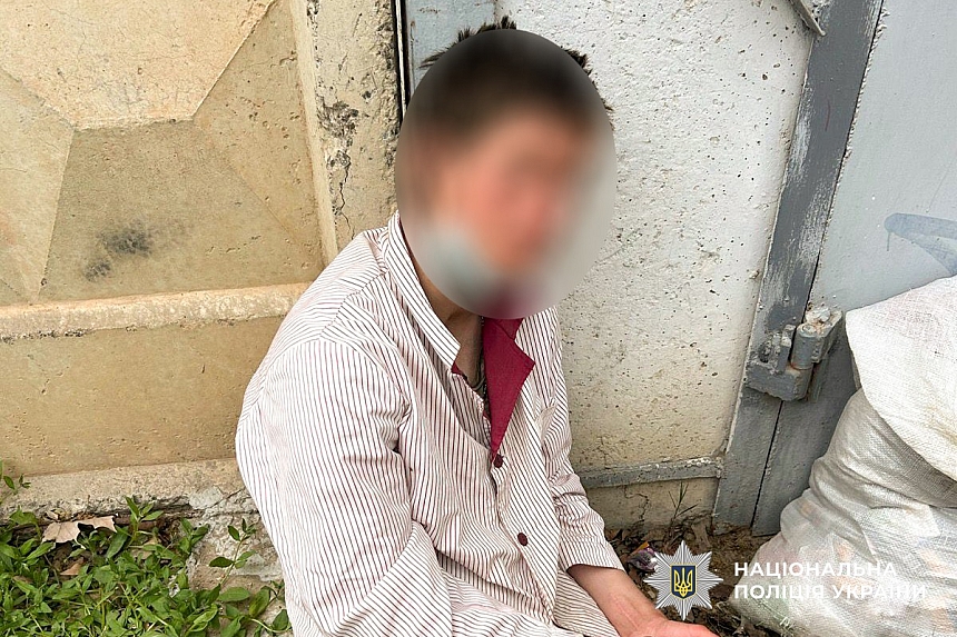В Николаеве 20-летний бездомный взломал в магазине двери и вынес водку и сигареты