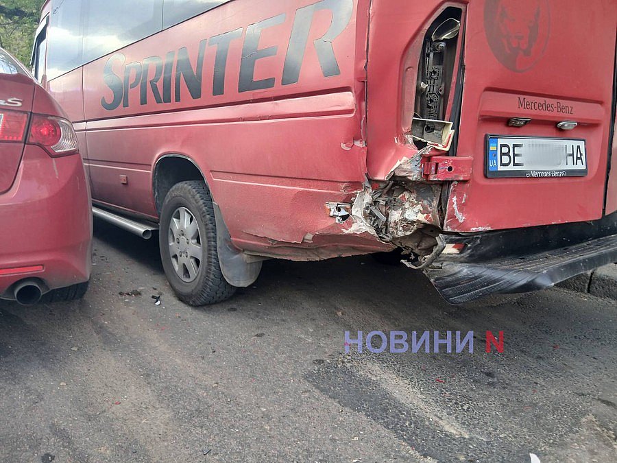 Маршрутка и два автомобиля столкнулись на проспекте в Николаеве: трое пострадавших