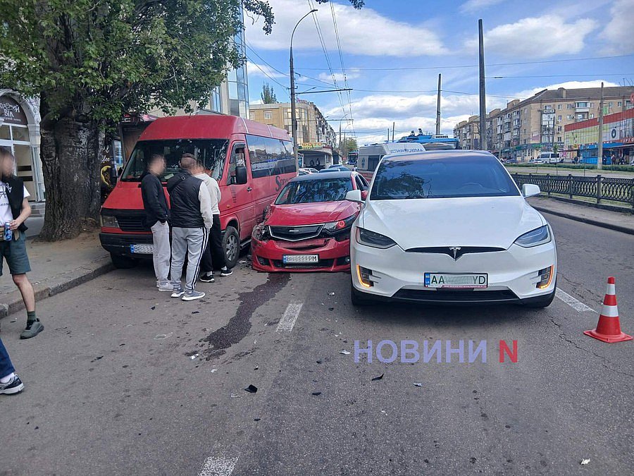 Маршрутка и два автомобиля столкнулись на проспекте в Николаеве: трое пострадавших