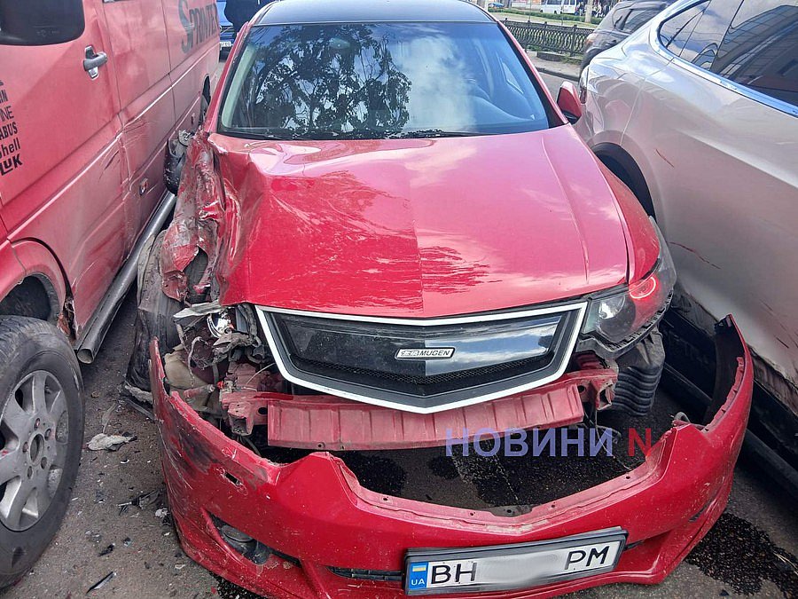 Маршрутка и два автомобиля столкнулись на проспекте в Николаеве: трое пострадавших