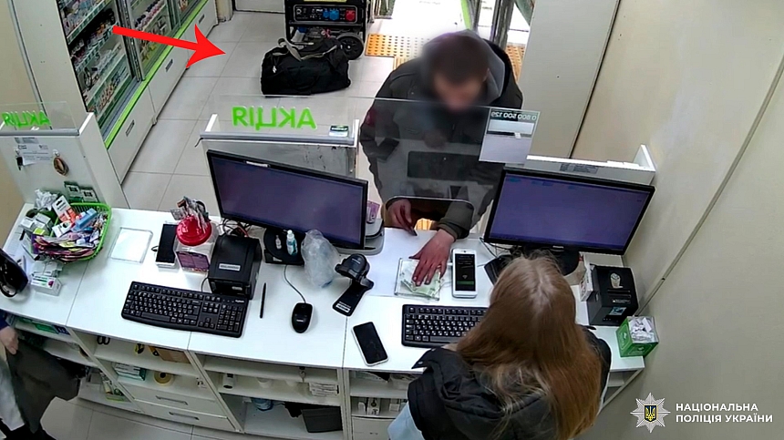 Отомстил фармацевтам: в Киеве мужчина оставил сумку "со взрывчаткой" в ​​аптеке (видео)