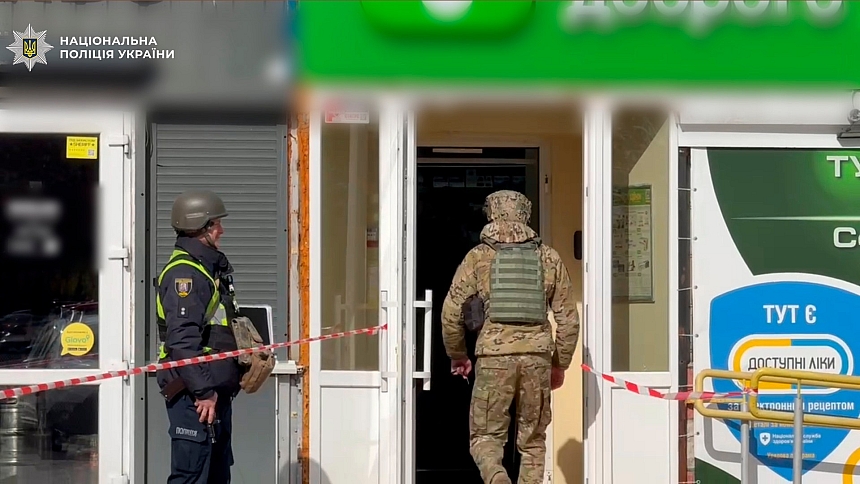 Отомстил фармацевтам: в Киеве мужчина оставил сумку \"со взрывчаткой\" в ​​аптеке (видео)