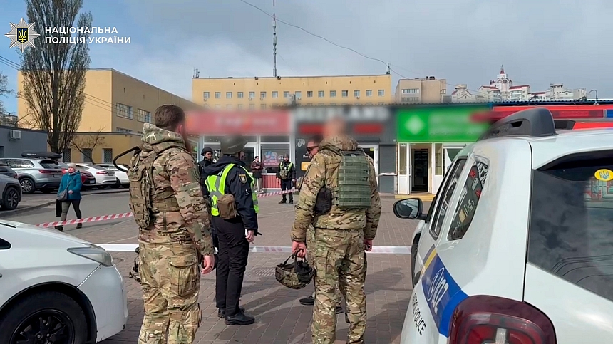 Отомстил фармацевтам: в Киеве мужчина оставил сумку \"со взрывчаткой\" в ​​аптеке (видео)