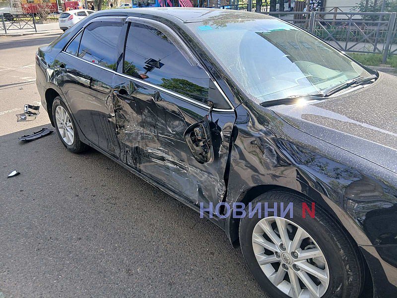 У центрі Миколаєва зіткнулися поліцейський автомобіль та Toyota: машини розбиті