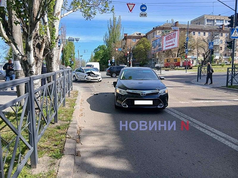 У центрі Миколаєва зіткнулися поліцейський автомобіль та Toyota: машини розбиті