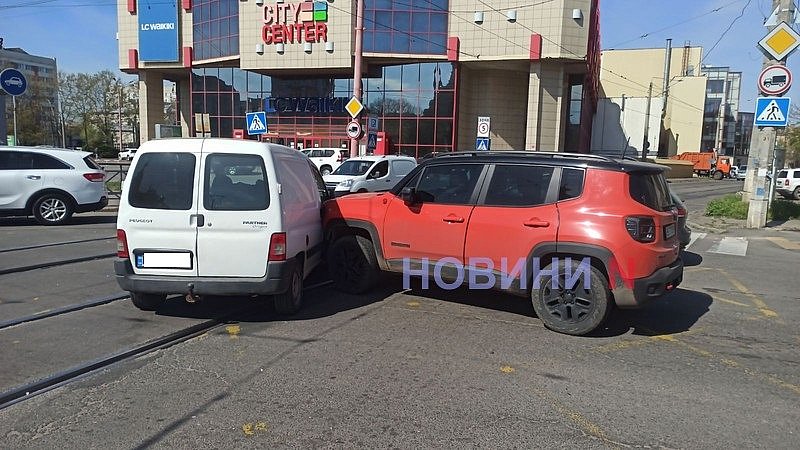 Из-за ДТП в центре Николаева остановилось движение трамваев, возникла пробка