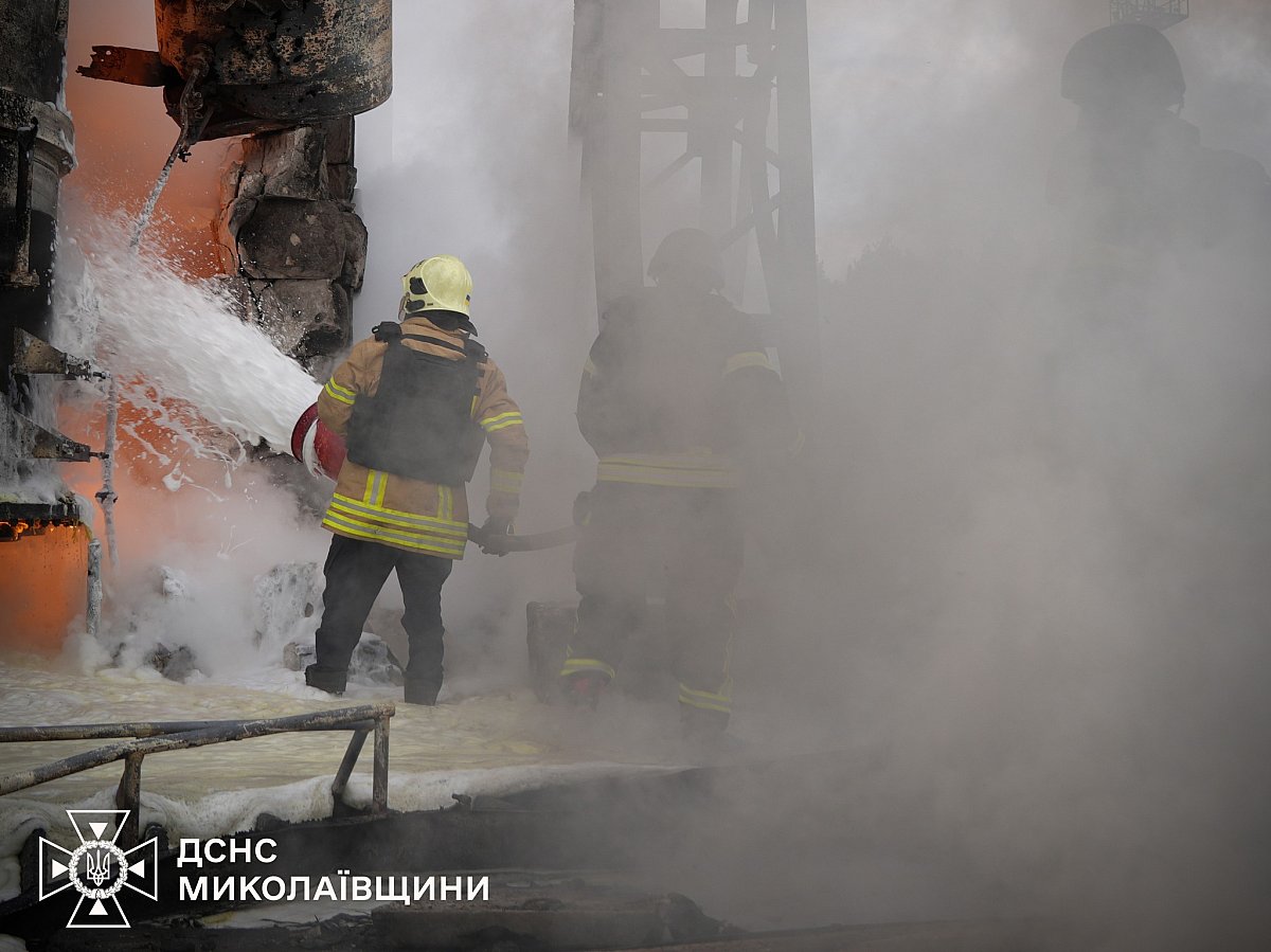 Рятувальники опублікували фото з місць обстрілів у Миколаївській області