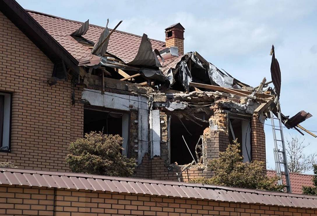 Ким показал, как выглядит поврежденный дом после атаки на Николаев
