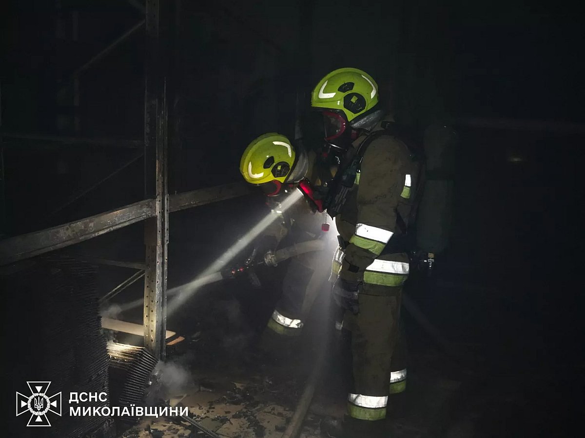 Через атаку «Шахедів» у Миколаєві постраждав багатоповерховий будинок: почалася пожежа