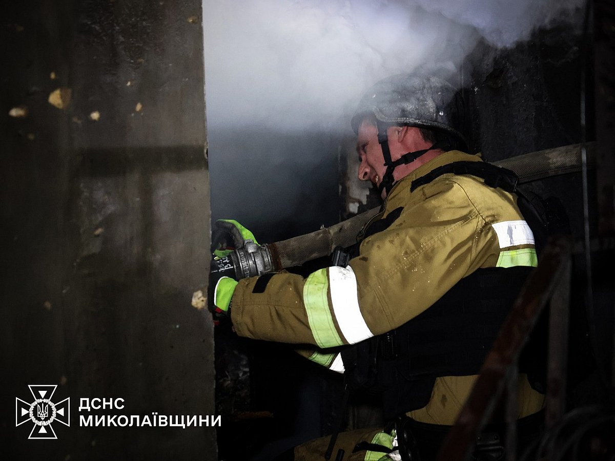 В Николаеве горели объект энергетики и дома после атак дронов: фото и видео тушения
