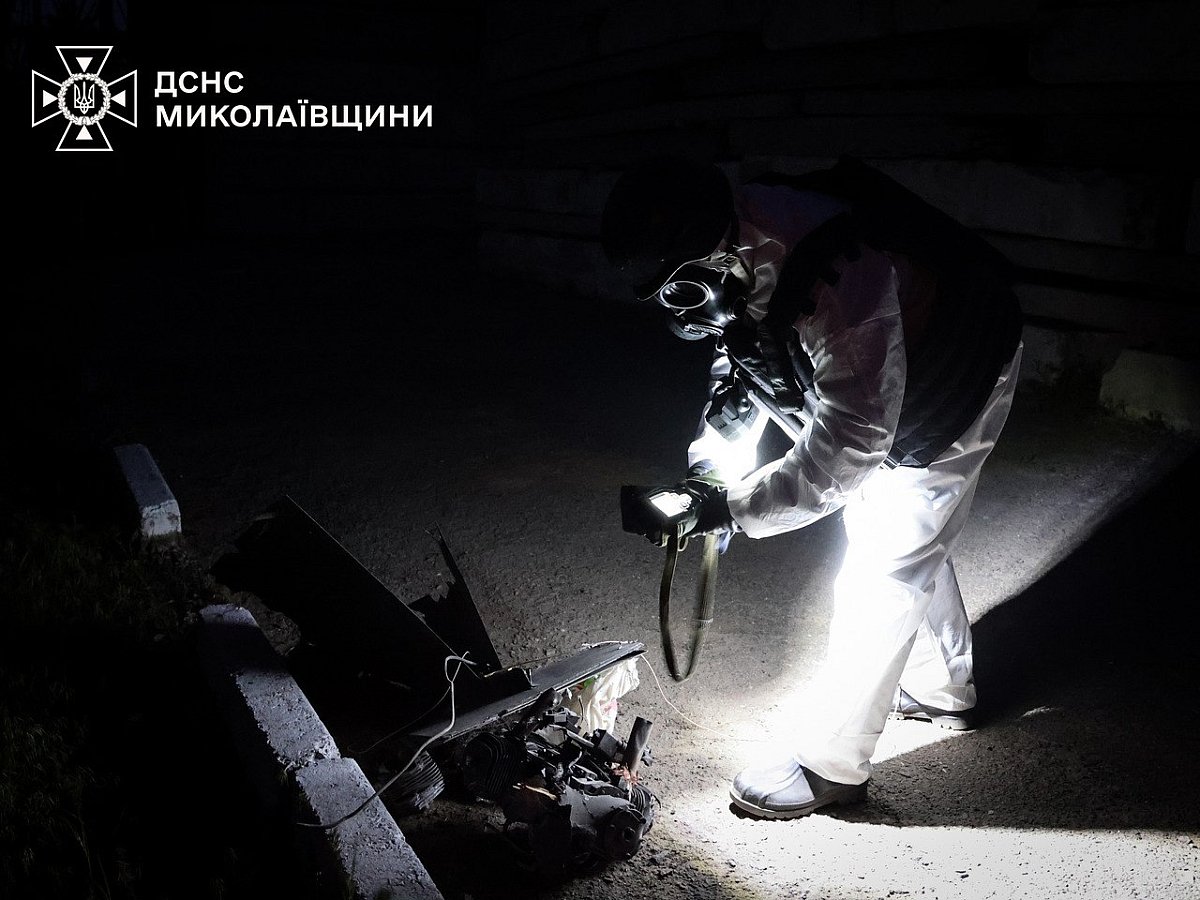 В Николаеве горели объект энергетики и дома после атак дронов: фото и видео тушения