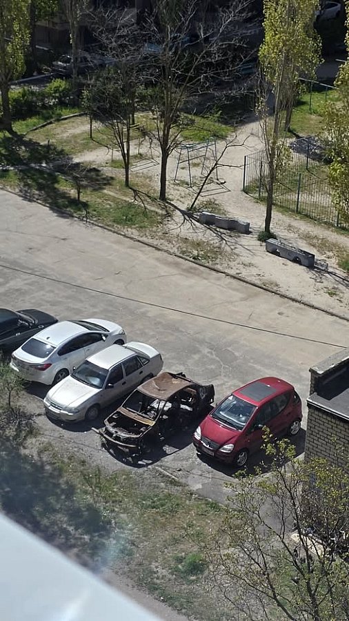 Дети получили травмы: жители Намыва жалуются на сгоревший автомобиль во дворе 