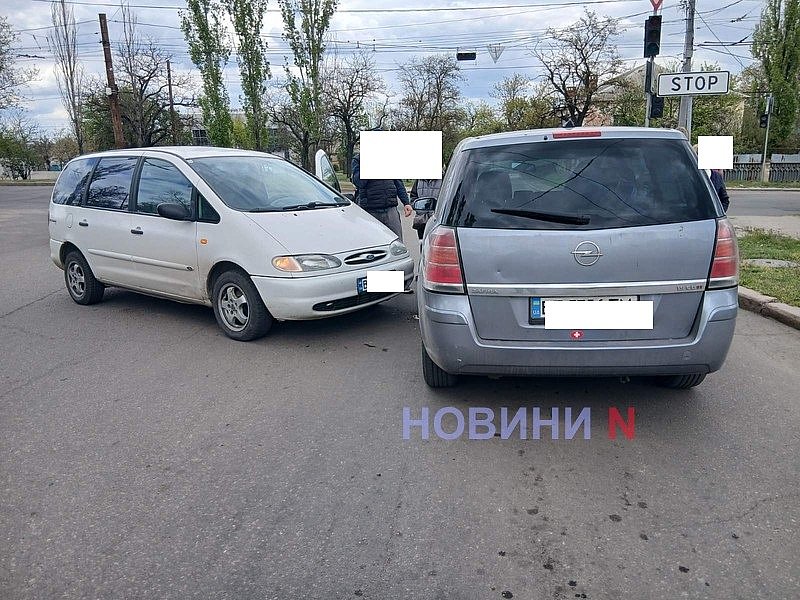 В Николаеве Ford врезался в Opel: ДТП у «Эпицентра» - образовалась пробка