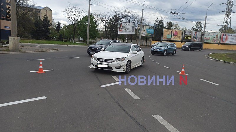 Volvo не пропустил Honda на кольце в Николаеве: движение затруднено