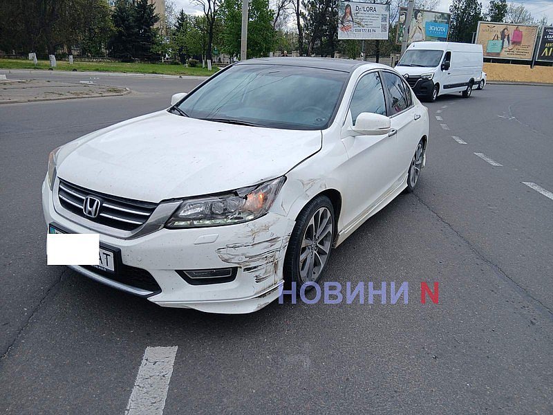 Volvo не пропустил Honda на кольце в Николаеве: движение затруднено