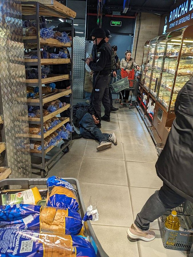 Мужчина пришел с оружием в АТБ в Вознесенске – фото с места происшествия. ОБНОВЛЕНО 
