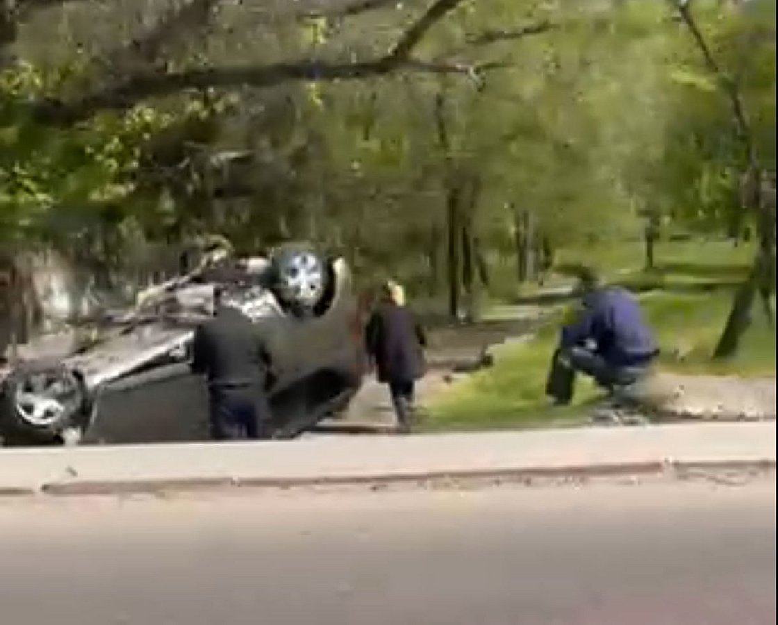 У Миколаєві машина злетіла в канаву і перекинулася: фото та відео з місця події