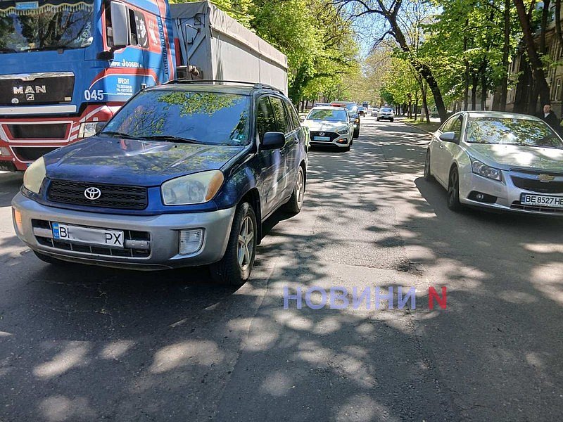 В центре Николаева «Москвич» врезался в «Тойоту»