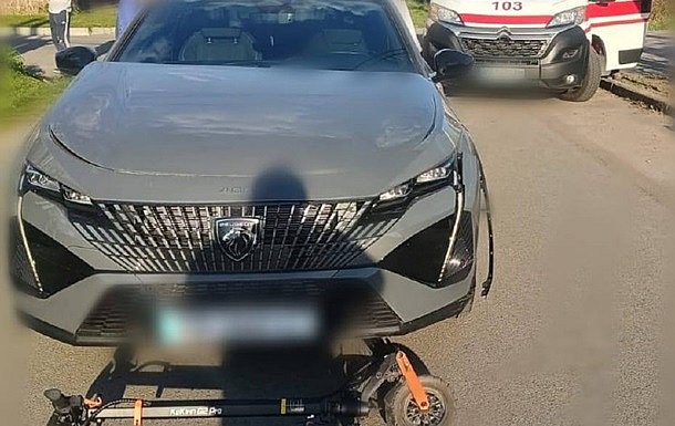 Водій збив двох дітей на самокаті: один з них загинув