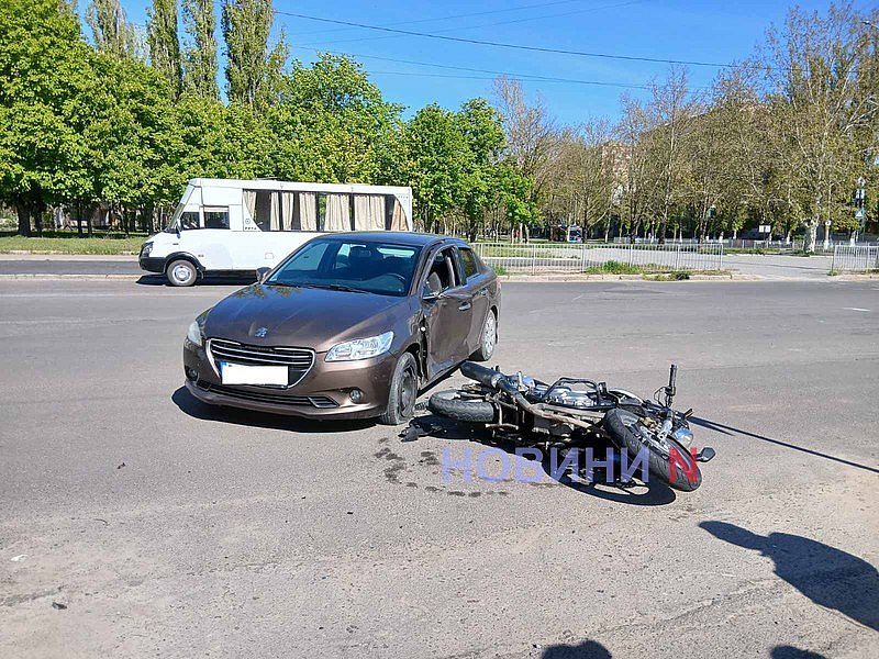Peugeot та мотоцикл зіткнулися біля вокзалу в Миколаєві