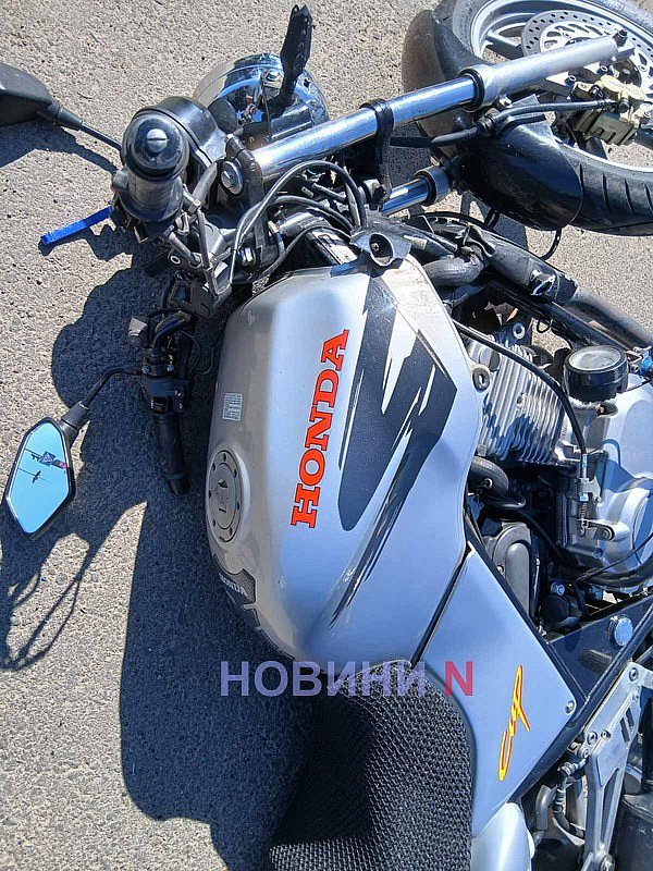 Peugeot та мотоцикл зіткнулися біля вокзалу в Миколаєві