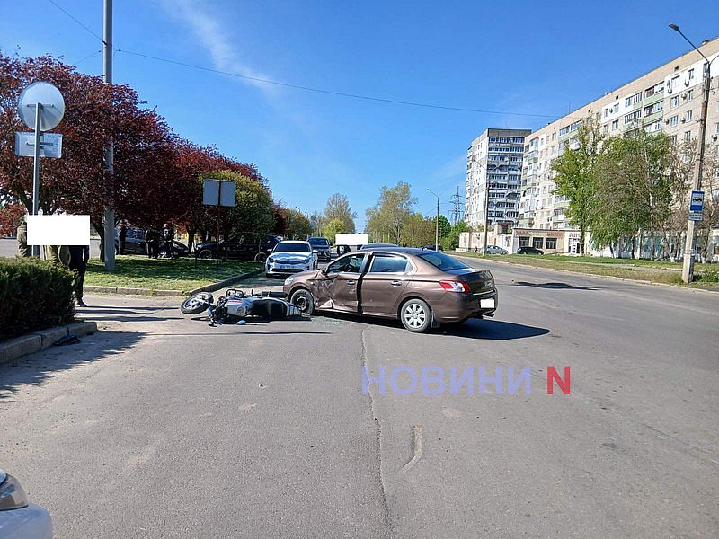 Peugeot и мотоцикл столкнулись у вокзала в Николаеве
