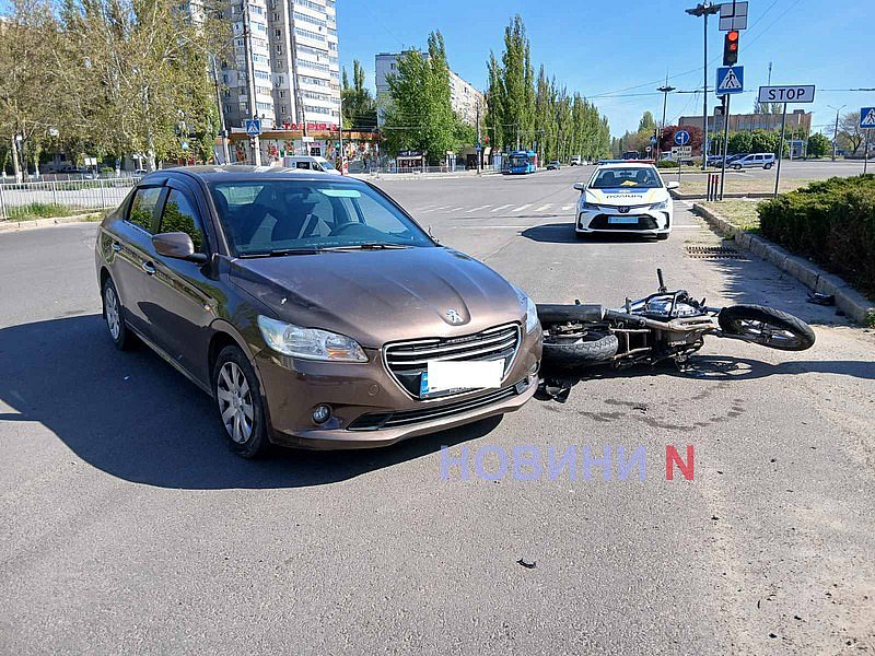 Peugeot та мотоцикл зіткнулися біля вокзалу в Миколаєві