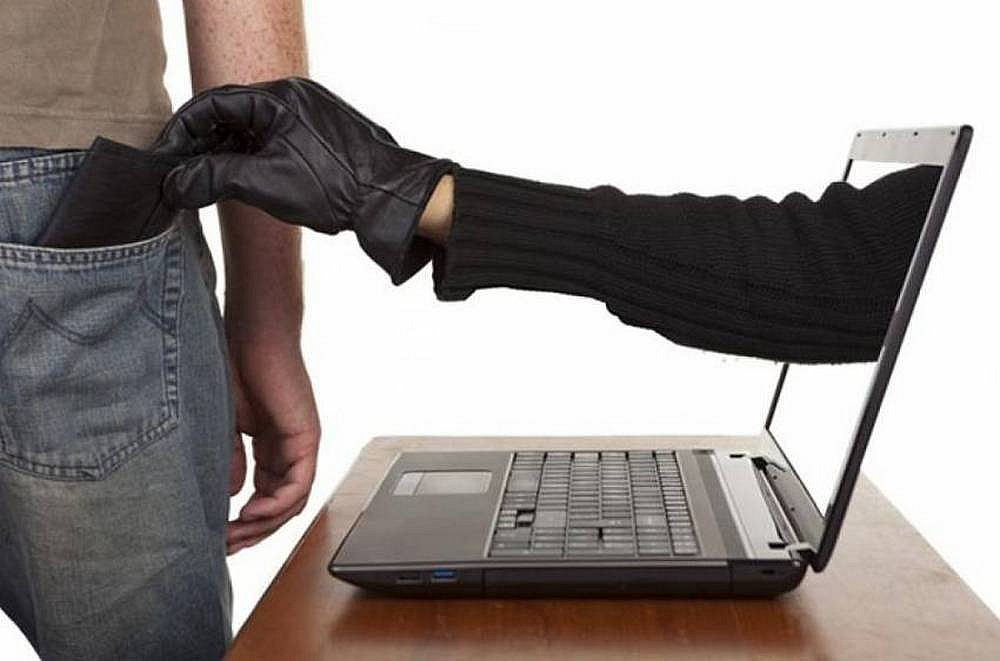В Николаеве мошенники выманили у мужчины более 95 тысяч гривен под видом защиты банковского счета