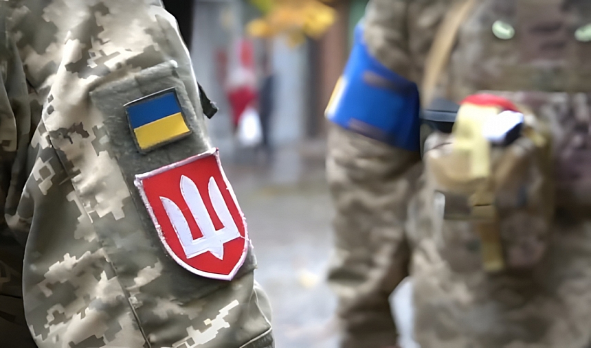 Военный жестоко избил связанного сослуживца перед строем: видео инцидента