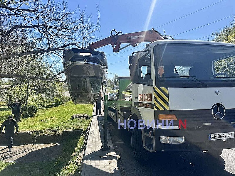 Небезпечна яма на проспекті у Миколаєві призвела до ДТП: мешканці скаржаться на бездіяльність